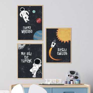 zestaw plakatów z astronautą