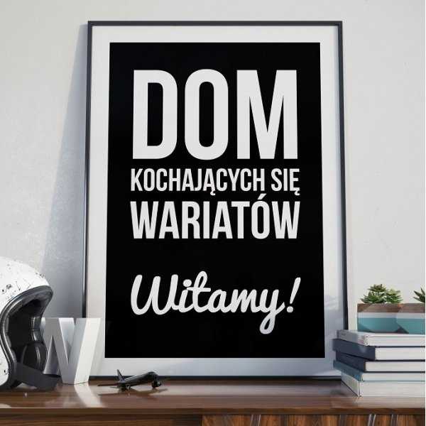DOM KOCHAJĄCYCH SIĘ WARIATÓW, WITAMY! - Plakat Typograficzny DOM KOCHAJĄCYCH SIĘ WARIATÓW, WITAMY! - Plakat Typograficzny